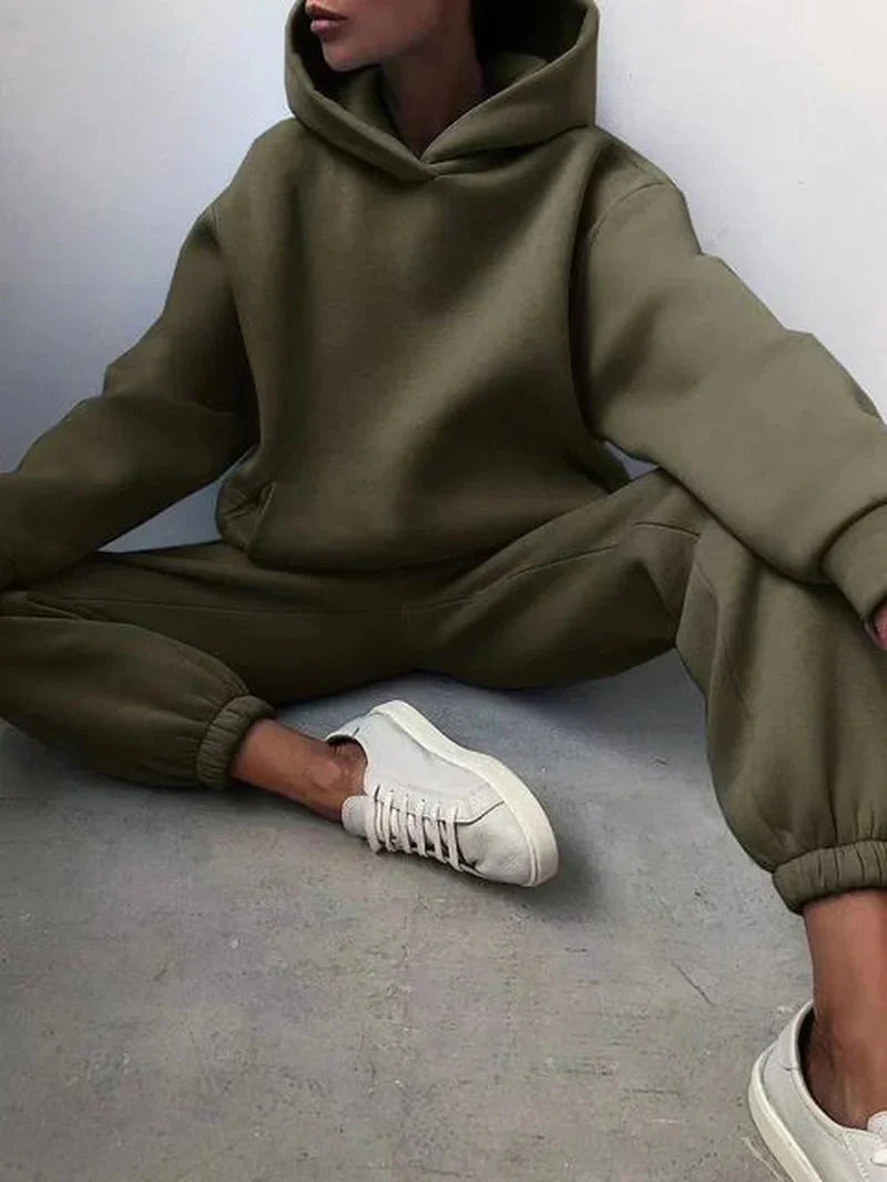 Stay Cozy, Stay Stylish β The Ultimate Two-Piece Tracksuit Set